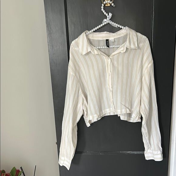 H&M Tops - Divided by H&M Cream Cuffed Sleeve Crop Shirt